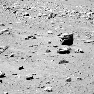 What is that?!? (2)
Cambio di filtro-colore (prima era il 5, ora il 7), ma il frame rimane enigmatico. La "roccia" è davvero strana (sembra che abbia una pianta esagonale, sebbene l'immagine non sia eccezionalmente nitida e l'oggetto appare pesantemente segnato dal tempo) e la "cancellatura" elettronica che avevamo ipotizzato in sede di commento al frame precedente appare, in questo frame, ancora più evidente. Probabilmente ci sbagliamo, ma questo boulder ci ricorda la base di una colonna (o qualcosa di simile) la quale ha sofferto in notevole misura gli "oltraggi" del tempo e delle severe condizioni meteorologiche di Marte.
Parole chiave: Anomalous rock formation