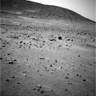 What is that?!? (3)
Ripresa in campo abbastanza lungo per la "roccia anomala" la quale, da questa distanza (circa 15/20 metri da Spirit?), ci mostra con grande chiarezza la sua forma estremamente squadrata. Non vediamo, in questo frame, tracce di "manipolazioni" (cancellature) elettroniche come invece ci era parso ci fossero nei due frames precedenti.
Per ora non ci sono commenti NASA ufficiali, ma qualcosa ci dice che questa roccia l'hanno notata anche al Centro Controllo Missione...
Parole chiave: Anomalous rock formation