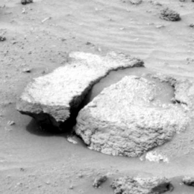 Surface ANOMALY: this rock is VERY strange... (2)
Cambia il filtro/colore usato dalla PanCam di Spirit per fotografare questa roccia, ma non cambiano le nostra impressioni ad essa relative. Si tratta di una roccia completamente inusuale la quale, se osservate con attenzione la frattura centrale che la divide in due, ci dà l'impressione di essere piuttosto fragile e sottile. 
Purtroppo queste prime immagini non sono eccezionali in termini di qualità e quindi dobbiamo aspettare per formulare altre ipotesi, nella speranza che il Centro Controllo Missione rimanga incuriosito almeno quanto lo siamo noi...
Parole chiave: Anomalous rock formation - Controversial image