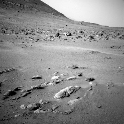 Sands and stones, but not a desert... (1)
Sabbie e sassi, ma non un deserto... 
Si, il titolo di questa sequenza di immagini - che ci arrivano da Gusaev Crater e si riferiscono al Sol 381 del Rover Spirit - è esatto ed esprime quello che pensiamo in maniera adeguata. Gusaev Crater - al pari di Meridiani Planum, o di Chryse Planitia o della Ares Vallis e così via - pur avendo tutte le caratteristiche esteriori di un deserto (la desolazione, la sabbia, i macigni etc.), a noi sembra che NON sia un vero deserto. Forse per le "Anomalie" che abbiamo individuato in questo anno di peregrinazioni, o magari a causa di alcune rocce che non sembrano affatto rocce. Oppure sarà per via della presenza di "corpi " (scusateci, ma non ci sovviene una definizione migliore, i quali - effettivamente... -  possono sembrare dei manufatti.
Ci sono tanti motivi per dire che Gusaev Crater (e tutto il resto di Marte con esso) è un deserto, quindi. 
Ma ce ne sono altrettanti - anche se difficilmente spiegabili e sostanziabili - che ci fanno pensare il contrario. 
Parole chiave: Mars rocks, sand and debris