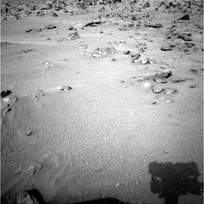 Sands and stones, but not a desert... (2)
Marte è geologicamente "morto" e su questo punto gli Scienziati non ci sembrano disposti a "fare sconti".
Marte è un pianeta morto - dicono - e le immagini che ci giungono quotidianamente dalle (e delle) sue sabbie arancioni (grazie ai Martian Rovers ed alle Sonde che orbitano a qualche centinaio di Km di altezza) sembrano confermare questo assunto. Sembrano.
Poi, però, vediamo nuvole, ora chiare, leggere e stratiformi, altre volte spesse e scure. Vediamo il ghiaccio d'acqua in prossimità dei Poli e le "dune nere" che si stendono per Km e Km, ora sulle pianure Marziane ed ora anche all'interno dei crateri più grandi. Oggetti luminosi brillano sul bordo di (almeno) due crateri e nessuno sembra capace di dire (con un minimo di precisione e di accuratezza) di che cosa si tratta. Potremmo andare avanti per pagine e pagine ancora, ma non servirebbe a nulla. 
Il nostro punto è semplice ed è questo: Marte non è quello che sembra. Nulla di Marte - crediamo - "è" come "sembra".
Parole chiave: Mars rocks, sand and debris