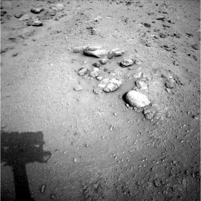 Sands and stones, but not a desert... (3)
Marte, fintanto che ce ne staremo qui, seduti al tavolino, davanti al computer, a studiare le immagini che ci arrivano dai Rover a terra e dalle Sonde in orbita, non lo capiremo mai.
E non è questione - a nostro avviso - di mera competenza, o di posizione strategica, o di ruolo. Non importa che le analisi sìano fatte da casa nostra o dal Centro Controllo Missione. 
Ciò che rileva davvero è che noi siamo sulla Terra mentre Marte... Marte è lontano alcune centinaia di milioni di Km.
Per capire Marte - ed è ovvio che occorrerà correre dei rischi per riuscirci - bisogna andare su Marte.
Tutto il resto - credeteci - è, almeno per una grandissima parte, semplice speculazione. Ora scientifica, ora mèta-scientifica ed ora para-scientifica. Ma SEMPRE speculazione, cioè... Parole, solo parole, che si accatastano le une sulle altre.
Tutte dette con onestà - sempre - e con la competenza che ognuno di noi e di Voi sa e può mettere a disposizione della Scienza e della Ricerca della Verità.
Ma solo parole...
Parole chiave: Mars rocks, sand and debris