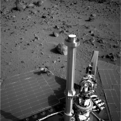 Looking around, on Sol 388 (4)
Questo frame ed il successivo riprendono esattamente lo stesso scorcio di superficie Marziana, ma con una lievissima differenza di angolazione. 
La NASA ricorre molto spesso (diremmo quasi sempre) a questo tipo di ripresa e noi ne apprezziamo moltissimo i risultati poichè, talvolta, essi ci permettono non solo di capire meglio il paesaggio, ma anche di controllare se qualcosa si è, per caso...mossa.
Certo, cogliere un movimento (rectius: cambio di posizione di un oggetto) è impresa ardua e richiede, oltre a mezzi e colpo d'occhi, anche una massiccia dose di fortuna...Tuttavia, il fatto di valutare la reale apparenza di alcune rocce dalle forme bizzare da due diversi (ancorchè prossimi) angoli visuali, è di grande aiuto agli Anomaly Hunters per capire che, prima di parlare (come fanno oltre Oceano) delle possibili "origini artificiali" di taluni oggetti, bisogna "guardare bene" e, se possibile, da diversi punti di vista!
Parole chiave: Mars rocks, sand and debris