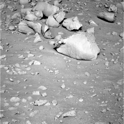 Close view of strange stones: the "coated rock" (!)
Guardate: la roccia bianca, posta quasi al centro del frame, ha i bordi che paiono "cuciti a mano". In realtà - senza scherzare - l'effetto che abbiamo chiamato "cucitura" - e che è assai ben visibile sulla Dx della roccia (Sn dell'Osservatore) - è, a nostro avviso, una chiara prova dell'esistenza di una qualche forma di rivestimento (coating) il quale, ora, è andato distrutto quasi completamente. Anche una roccia situata posteriormente ad essa (si trova in secondo piano, a Sn dell'Osservatore ed ha una forma vagamente rettangolare) sembra essere in parte ancora "coated": guardate la "crepa" che la pare attraversarla orizzontalmente. E' sufficiente un modesto ingrandimento del frame per notare che non si tratta affatto di una crepa/frattura: è un "gradino". Un gradino che delimita la porzione di roccia "nuda" da quella ancora "rivestita". 
La domanda clou, ammesso che si sia visto giusto, attiene ora la "natura" del rivestimento. E su tale quesito, purtroppo, non abbiamo davvero elementi per pronunciarci.
Parole chiave: Mars rocks, sand and debris - Controversial image