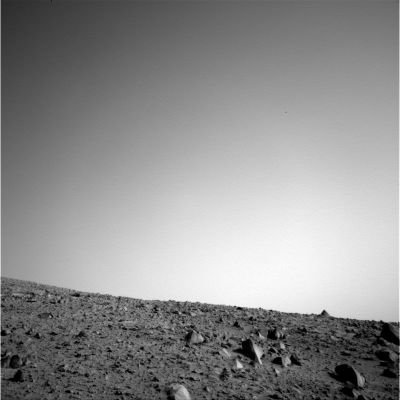 Something up there seems like a pyramid... (3)
Ma guarda un pò: anche i nostri Amici "Scienziati" del Centro Controllo Missione sembrano essersi accorti della "sporgenza" e la riprendono ancora due volte.
Guardate bene...
Parole chiave: Mars rocks, sand and debris - Controversial image