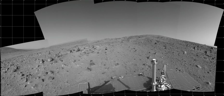 "Cumberland Ridge Panorama" and the "Pyramid" (small res.)
Caption NASA originale:"NASA's Mars Exploration Rover Spirit used its NavCam to capture this view during the rover's 390th Sol (i.e.: Feb. 6, 2005). The Rover advanced about 13 meters (43 feet) driving backwards uphill on that Sol. The view is uphill toward "Cumberland Ridge" on "Husband Hill." It is presented in a cylindrical projection with geometric seam correction".
Eccezionale: la "sagra delle informazioni inutili" continua senza sosta. Forse, rispetto a qualche mese fa, abbiamo perso un pò di pazienza con i nostri Amici della NASA in generale e del Centro Controllo Missione in particolare e di questo ce ne scusiamo con i nostri Lettori. A nostra (parziale) scusante, dobbiamo dire che, dopo aver visto tante "stranezze" e dopo aver tentato davvero svariate volte di contattare qualcuno alla NASA che ci desse uno straccio di risposta sulle nostre - e non solo... - "congetture" (anche una risposta tipo: "non c'è niente di anomalo, piantatela di scriverci!" sarebbe andata bene...), ci siamo davvero seccati.
Parole chiave: Mars Panorama - Controversial