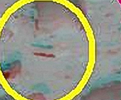 3D or not 3D? That is the question... (2) - Sol 391
Sappiamo bene che l'immagine in 2D è limitata e, spesso (grazie anche alle manipolazioni digitali - dette anche "taroccamenti"), ingannevole, ma che dire dell'ingannevolezza del 3D? Ebbene, per segnare un punto a favore dei sostenitori della maggiore affidabilità della bidimensionalità, interviene questo dettaglio del frame NavCam che abbiamo presentato nel quadro precedente: la roccia che vedete, sta per caso...volando?!?
Così pareva e pare - e, credeteci, sino a quando guarderete l'immagine tridimensionale, il sassetto piatto che giace, semi-infossato, accanto al più intrigante outcrop che si vede a Sx del frame precedente, continuerà a darVi l'impressione di essere sollevato dal suolo. 
Che succede, quindi? Siamo davanti ad un fenomeno che si pone quale pesante ed assai intrigante elemento di sostegno all'esistenza dell'anti-gravità? 
O si tratta di "Levitazione Marziana"? 
Parole chiave: Martian Surface - 3D Frame - Controversial