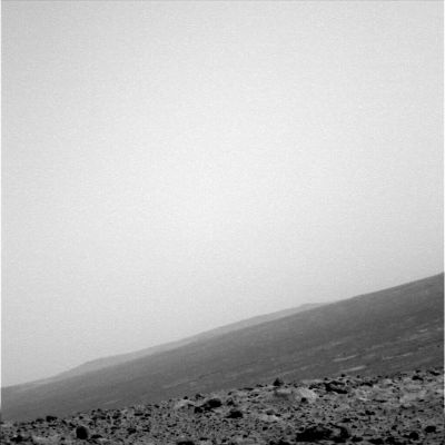 Horizon...
Un paesaggio fosco ed annebbiato, ripreso ad un'ora imprecisata e con un filtro/colore che - tiriamo ad indovinare - potrebbe anche essere il 5. Ma in fondo questi dati non sono davvero importanti adesso; ciò che è davvero importante dire e sottolineare è che la misteriosa "scomparsa" delle immagini relative ai Soles in cui si sarebbe potuto e dovuto dare un'occhiata alla "piccola piramide" di Cumberland Ridge ancora non trova spiegazioni. Ma noi siamo certi che queste immagini, prima o poi, finiranno con l'apparire sul Sito NASA "Mars Exploration Rover Mission"...
Parole chiave: Mars Panorama