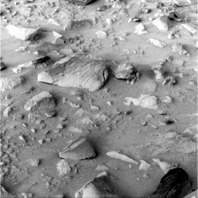 Rocks, rocks and more rocks... (5)
Ultimo frame di questa breve panoramica dei dintorni di Spirit durante il Sol 402 del Rover. Quello che vediamo in quest'ultima immagine, al pari di quanto visto nelle precedenti, deve essere motivo di indagine e di attenta valutazione. Le rocce che abbiamo incontrato sino ad ora, infatti, mostrano delle caratteristiche superficiali che, a nostro parere, NON possono essere solo indice di una costante attività consuntiva ed erosiva causata dall'acqua (in epoche remote). 
Molte rocce Marziane sembrano "poco simili" a rocce vere e proprie: le loro fattezze, a volte, le fanno assomigliare a dei manufatti di possibile origine artificiale (ed è un'ipotesi sposata da molti Ricercatori!) ma, secondo noi, la vera ragione della forme peculiari ricorrenti della gran parte dei "sassi di Marte" deve essere cercata altrove. Ricordate le coated rocks? Sembrano molto comuni su Marte, così come le rocce "triangolari" o, comunque, nettamente squadrate. 
"Elementi strutturali" ripetitivi: e se non fossero pietre?!?
Parole chiave: Mars rocks, sand and debris