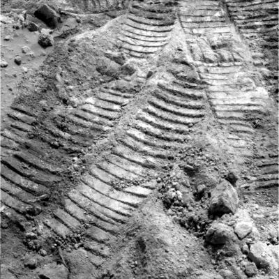 Rover's tracks (1)
Sempre in attesa di ricevere "notizie" dalla NASA relativamente ai Soles 393-397 (i Soles che avrebbero dovuto dirci qualcosa della curiosa Anomalia di Superficie che avevamo notato qualche settimana fa), eccoVi un paio di dettagli delle tracce lasciate dalle ruote di Spirit sulla "sabbia" Marziana. 

Si tratta di due frames ravvicinati - ma non consecutivi - che ci mostrano i 'gradini' che le ruote di Spirit disegnano, letteralmente, sul suolo delle Columbia Hills. Questo terriccio è, a parere di un nostro collega Geologo, del tutto particolare e di difficile catalogazione. Forse, in un prossimo futuro, dedicheremo qualche pagina alle sabbie di Marte, cercando di metterle a confronto (almeno visivamente) con le sabbie terrestri.
Un'anticipazione? Si tratta, apparentemente, di sabbie MOLTO diverse...

Nota: si tratta di (possibili) Sali e Solfati.
Parole chiave: Mars rocks, sand and debris