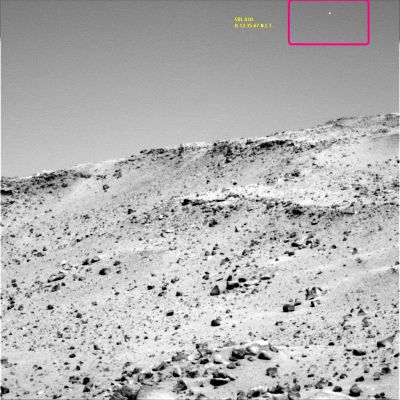 UFO? - Sol 410 (1)
Dal consueto "colpo d'occhio" (che tanto migliora, quanto più si apprende "dove" guardare e "che cosa" cercare, ovviamente...) del Dr Barca, ancora uno Star-Like Object sulla "testa" di Spirit.

E' un UFO? E' un image-artifact?

Dal detail mgnf ultra-stretchato che Vi proponiamo nel quadro che segue, noi - sebbene con prudenza - saremmo orientati a guardare con benevolenza verso l'ipotesi "UFO". E Voi? Che cosa ne dite?...
Parole chiave: Martian Panorama - Possible Star-Like Object