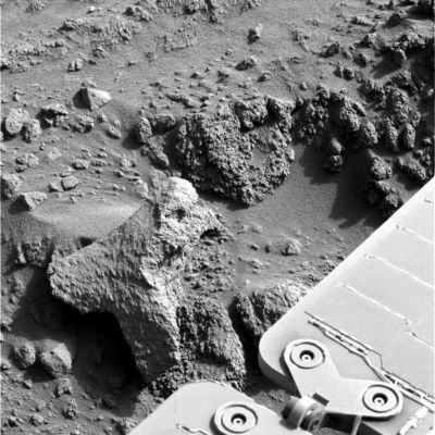 Unusual rocks (?) around Spirit (2) - Sol 410
La grande roccia che domina l'immagine sembra essere una parte di qualcosa di più grande ma ormai andato in rovina, oppure è anch'essa una "tana" (notate i due possibili "ingressi" che paiono caratterizzare entrambi i suoi lati: quello alla Vostra Sx è in parte sepolto e potremmo definirlo un ingresso 'di servizio' mentre  l'altro, alla Vostra Dx, forma una splendida struttura ad arco). 
Certo, questa è una speculazione e lo sappiamo bene, ma se non provassimo, di tanto in tanto, a considerare la possibilità di vedere qualcosa di nuovo (qualcosa che magari sfugge ai nostri parametri ed alle nostre logiche), che senso avrebbe continuare a cercare e ad investigare? 
Insomma: se non provassimo ad  accettare almeno la possibilità - remota finchè si vuole! - di riuscire ad allargare i confini della nostra capacità di conoscere, ogni Ricerca diventerebbe solo un esercizio logico, fisico ed - eventualmente - dialettico: nulla di più.
Dunque, sia pure con prudenza, proviamo a guardare "oltre"...
Parole chiave: Mars rocks, sand and debris - Controversial image