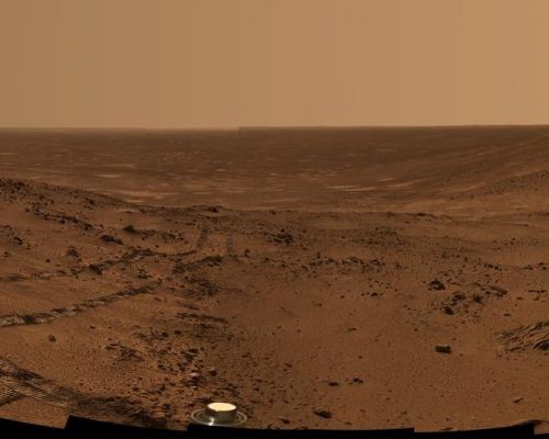 "Larry's Lookout" - Sol 410 (Natural Colors; credits: NASA/JPL-Caltech)
Caption NASA originale:"Spirit's tracks leading back from the West Spur Region can be seen on the right side of the pan. The Region just beyond the area where the tracks made their last zig-zag is the area known as 'Paso Robles', where Spirit discovered rock and soil deposits with very high sulfur abundances. After acquiring this mosaic, Spirit drove around the Cumberland Ridge rocks seen here and is now driving up the flank of Husband Hill, heading toward the summit".

Nota: le riflessioni svolte dalla NASA sulle difficoltà connesse al montaggio di panorami ottenuti mediante fotocomposizione di frames ottenuti durante diversi Soles (e ad ore diverse di ciascun Sol) sono corrette. Tuttavia, secondo noi, alcune incongruenze nelle immagini che rappresentano scorci analoghi del paesaggio Marziano NON sono riconducibili a questo tipo di problematica. 
La caption NASA è corretta, ma non esaustiva. Le rocce che, da un Sol all'altro, sembrano 'spostarsi' meritano, a nostro avviso, una indagine molto più profonda.
Parole chiave: Mars Panorama