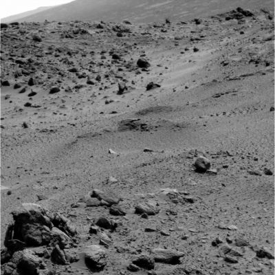 Unusual rocks (?) around Spirit (4) - The "Nest", again! - Sol 411
Cambio di filtro/colore per questa nuova ripresa (crediamo che si tratti del filtro 7), ma nessun cambio di opinione da parte nostra: questo cumulo di pietre non ci sembra affatto naturale. E' troppo lineare, geometrico e razionale... Con questo, però, non vogliamo dire che la Natura non sia lineare, geometrica e razionale:diciamo solo che, pur usando tutta la prudenza possibile, a noi non pare che Spirit stia fotografando un semplice "rock outcrop". Tutto qui. 
Parole chiave: Mars rocks, sand and debris - Controversial image