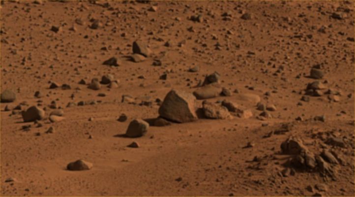 An unusually-shaped stone - Sol 413
Forse, fra tutti i dettagli relativi a delle possibili "Singolarità" che abbiamo deciso di pubblicare, questo è il "meno anomalo" di tutti: in fondo si tratta solo di una roccia dalla forma squadrata che campeggia ad una cinquantina di metri dal Rover. 
Nulla di davvero eclatante, ma dobbiamo sottolineare che anche questo macigno, comunque, è stato ripreso da Spirit in una serie  davvero elevata di frames.
Parole chiave: Mars rocks, sand and debris