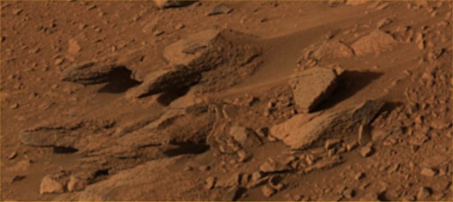 Extremely Anomalous Rock Formation - Sol 413
La rubrica che abbiamo scelto per questo frame dice abbastanza; l'immagine, se la guardate attentamente, dice tutto.
Parole chiave: Mars rocks, sand and debris - Controversial image