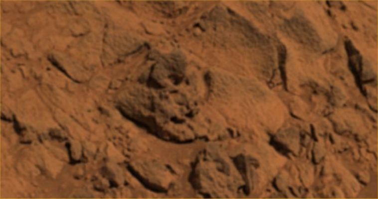 Holes in the Rock - Sol 413
Non è certo questa la prima roccia Marziana che si caratterizza per il fatto di essere ricoperta di buchi, tuttavia questa è una delle rarissime volte in cui riusciamo a trovare un'immagine che rappresenta questo fenomeno in colori quasi-veri. 
Pubblicare il frame, allora, diventa quasi un obbligo...

E non è tutto: guardate, infatti, uno stranissimo rilievo squadrato che si trova a ridosso del bordo inferiore del frame, verso la Dx, dell'Osservatore, a circa 2/3 della estensione del lato lungo...
Parole chiave: Mars rocks, sand and debris - Controversial image