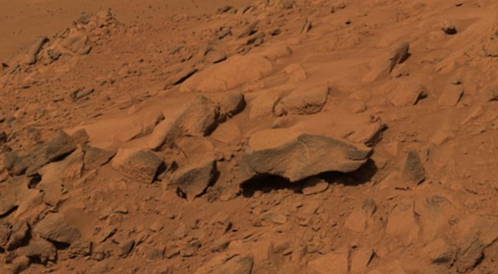 Roof-Rock - Sol 413
Immagine ravvicinata ed a colori 'quasi-veri' di quella stranissima roccia che avevamo definito come configurata a modo di "tettoia". Una roccia anomala che ci ha incuriosito da subito e che sembra essere anch'essa un 'ingresso'.

Nota: Spirit ha recentissimamente fotografato un'altra di queste curiose 'rocce ad incastro' o 'a tettoia' le quali, anche se la NASA non spende una parola su di esse, sembrano aver intrigato (e non poco!) anche i nostri Amici Scienziati i quali hanno ordinato a Spirit di dedicarle un elevato numero di frames (vedi: A huge "heap", near Husband's top (frame 9) e Samples of "Mars Rocks" - Sol 448 (frame 6)".
Parole chiave: Mars rocks, sand and debris - Controversial image