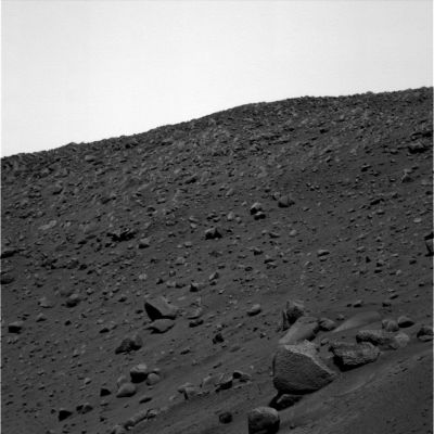 Boulders (1) - Sol 418
Un macigno dalla forma anomala (in basso, alla Vostra Dx) che avevamo già intravisto in altri frames - viene ora ripreso da una distanza di circa 12/15 metri. Si tratta di una roccia interessante che mostra, nonostante i chiari segni del tempo, una sorta di squadratura sul suo lato superiore. Sia chiaro che potrebbe essere una semplice illusione ottica: in effetti siamo ancora troppo lontani per esprimere un'opinione più sostanziata! 
Tuttavia, a livello di "sensazione", diremmo che questo boulder, in un tempo lontano, poteva anche essere "squadrato" ed "appuntito"...
Parole chiave: Mars rocks, sand and debris