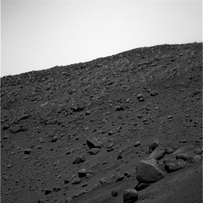 Boulders (2)
C'è solo un leggerissimo cambio di prospettiva rispetto al frame precedente; un cambio necessario (dall'occhio Sx all'occhio Dx del Rover) per realizzare il cosiddetto "stereo-pair" e quindi riuscire ad elaborare una versione 3D di questo scorcio. 
Parole chiave: Mars rocks, sand and debris
