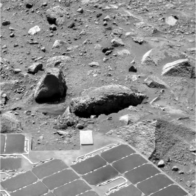 Flat, conical and squared stones on Sol 422 (1)
Il titolo che abbiamo scelto per questa breve serie di frames relativa al Sol 422 di Spirit è assolutamente autoesplicativo: si tratta, ancora una volta, di splendide immagini che riprendono le rocce circostanti il Rover. 
Si passa, con assoluta naturalezza, da sassi aventi forme morbide ed arrotondate (come quelli che troviamo in prossimità di fiumi e torrenti, per esempio), a pietre che potremmo definire come vere e proprie "schegge" (affilate ed appuntite) le quali spuntano - letteralmente - dal sottosuolo. 
A queste aggiungiamo, poi, le consuete rocce squadrate (sulle quali abbiamo già avanzato un sufficiente numero di ipotesi) ed altre rocce che sembrano piccoli "camini" (diremmo tronchi di cono), con tanto di buco sulla sommità.
Ufficialmente nessuno (nè alla NASA, nè altrove) si azzarda a proferire parola: il rischio di dire stupidaggini è così alto che la "paura di bruciarsi" trionfa. Ed anche noi abbiamo paura di prendere cantonate, ma che senso ha continuare a gurdare e stupirsi senza dire nulla?
Parole chiave: Mars rocks, sand and debris