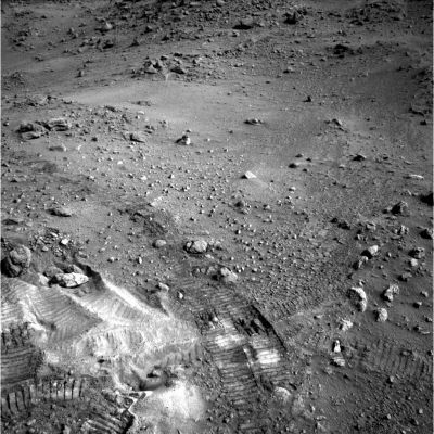 Anomalous stones from Sol 424 (2)
Allorchè parliamo della particolare (nel senso di "curiosa") forma e configurazione delle rocce Marziane, non dovete pensare solo alla singola roccia: una stranezza ulteriore del Pianeta Rosso, infatti, risiede anche i quei piccoli "tumuli" - fatti di rocce di piccole e medie dimensioni accatastate le une sulle altre in maniera, a volte, forse troppo regolare per essere un'opera della sola Natura... - che gli Scienziati (NASA e non) chiamano "outcrops" (o "affioramenti"). 
Alcuni hanno sicuramente origine del tutto (ed indiscutibilmente) naturale; altri - tipo quello che abbiamo battezzato "the nest", ci lasciano leggermente perplessi. Ciò che ci lascia di più perplessi, tuttavia, è il fatto che tutte queste "stranezze" (ed anche gli Scienziati ed i Ricercatori più pragmatici e scettici dovrebbero essere d'accordo con questa blanda definizione) NON vengano MAI minimamente considerate dagli "Esperti" che esaminano le immagini in arrivo da Marte. 
Neppure a livello di "commento ironico": nulla. 
Parole chiave: Mars rocks, sand and debris