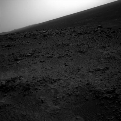 Anomalous stones from Sol 424 (4)
Nel frame precedente, come avrete notato, ci sono almeno 4 outcrops - di modestissime dimensioni! - nello spazio di pochi metri quadrati. 
Almeno 4 "mucchietti di sassi" che si sono naturalmente disposti in maniera tale da formare un piccolo "tumulo" in un'area che, immagini ed informazioni disponibili alla mano, non sembra essere - nè essere stata - teatro di grandi sconvolgimenti ed accadimenti geologici di grande portata. E comunque non occorre uno Scienziato nè un Geologo di lungo corso per vedere e capire che questi affioramenti di cui stiamo parlando sono decisamente RECENTI!
Noi ci fermiamo qui, con una domanda: ma che cosa impedisce agli Scienziati di prendere in considerazione - anche solo a livello di ipotesi remota e scherzosa - una natura diversa da qualla meramente geologica per questi affioramenti? E' forse la paura di rendersi ridicoli (paura che capiremmo benissimo)? O forse il (sacro) timore di allontanarsi troppo dalle "strade battute" (ma  sicure e rassicuranti) della Scienza Consolidata?
Parole chiave: Mars rocks, sand and debris