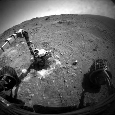 Digging...
Ecco la piccola trincea che è stata scavata proprio davanti agli occhi di Spirit: nelle prossime immagini, i dettagli ravvicinati di quello che il Rover ha visto...
Parole chiave: Mars rocks, sand and debris