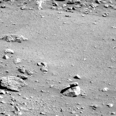 Jaws (1)
Adesso passiamo ad esaminare tre frames che riprendono una roccia dalla forma bizzarra (tanto per cambiare...): dal punto di vista del Rover, infatti, questa 'struttura di pietra' - che sembra essere, in realtà, una coppia di rocce conficcate nel suolo - ci dà l'impressione di essere una specie di "bocca" semi-aperta. 
Ma la stranezza non è tutta qui. 
Come avrete occasione di vedere, l'angolo di ripresa non cambia nei 3 frames (e se cambia, cambia in misura davvero minima). Ciò che cambia di certo, invece, è il filtro colore usato dalla PanCam: e guardate un pò questo semplice cambio di filtro come riesce ad interferire con l'immagine...
Parole chiave: Mars rocks, sand and debris - Controversial image