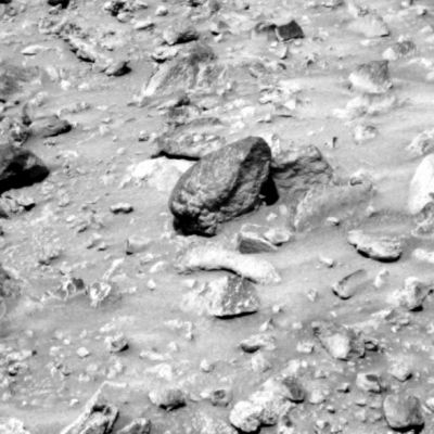 Unusual stones from Sol 430 (3)
Il ragionamento in questione attiene la cosiddetta "omogeneità" di specie. Pensate ad una pietraia terrestre posta in riva al mare, ad una posta nelle prossimità di un fiume o di un lago e ad un'altra ancora situata in un deserto o magari alle pendici di una montagna. Al di là della diversa composizione chimico/fisica delle rocce componenti le diverse pietraie, non sarà difficile notare che le rocce che formano ciascuna di esse, nel loro lato esteriore ed apparente, pur essendo ben diverse da quelle che si trovano in ognuna delle altre, sono fra loro simili. 
In altre parole: pur essendo le pietraie - ergo le pietre che le formano - fra loro diverse (MOLTO diverse), le pietre che formano ciascuna pietraia sono, fra loro, simili (MOLTO simili).
E allora come mai, dicono alcuni, le "Pietraie Marziane" accomunano rocce così tanto dissimili fra loro? Di risposte valide e logiche ce ne sarebbero centinaia, probabilmente, ma l'obiezione, in sè, non è infondata:...
Parole chiave: Mars rocks, sand and debris