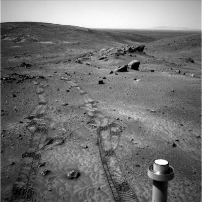 Unusual rocks, just rocks... (11)
Una splendida "Postcard from Mars" che ci mostra, forse ad una settantina di metri dal Rover, una formazione rocciosa dalla forma slanciata e che ci ricorda la prua di un'imbarcazione.
Parole chiave: Mars rocks, sand and debris
