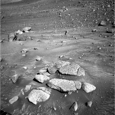 Unusual rocks, just rocks... (15)
Un'occhiata ravvicinata all'outcrop (o ad una "struttura" ormai andata distrutta...) che abbiamo già visto nel frame n. 8 di questa lunga sequenza di 'rocce dalle forme inusuali'. La apparente NON naturalezza nella configurazione di questo mucchio di pietre, sebbene solo intuibile e, al momento, non dimostrabile, ci sembra piuttosto evidente. Ma non è tutto. 
Guardate i macigni che appaiono quasi sul bordo dell'immagine, alla Vostra Sx, a circa 2/3 dell'altezza del frame stesso. Provate ad ingrandire l'immagine e poi cercate di visualizzare e disegnare la forma della roccia scura e spaccata in due pezzi (e molto simile ad una "bocca aperta"). 
Forse ci sbagliamo, ma la nostra sensazione è che si tratti di una roccia dalla forma "impossibile". Purtroppo la qualità del frame non è tale da permettere il raggiungimento di certezze, neppure operando ingrandimenti e "puliture" dell'immagine. Ma se volete provarci Voi e poi mandarci i risultati, saremo felici di pubblicarli.
Parole chiave: Mars rocks, sand and debris - Controversial image