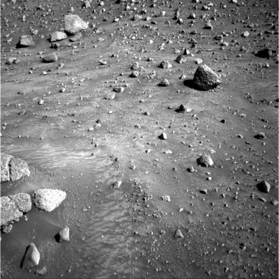 Unusual rocks, just rocks... (16)
Osservate la roccia a forma vagamente conica che si vede nel quadrante superiore Dx del frame: la ritroveremo, ripresa da una distanza maggiormente ravvicinata, in un frame del Sol 440. 
Il dettaglio interessante si trova, a nostro avviso, in un "foro" posto alla base della pietra in questione il quale, appena intuibile in questo frame (si vedono dei detriti sul suolo che ne identificano la posizione), diventa molto chiaro nel frame relativo al Sol 440 (quadro n. 20 di questa panoramica).
Parole chiave: Mars rocks, sand and debris - Controversial image