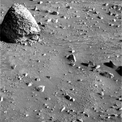 Cone Rock, from VERY close!
EccoVi un dettaglio ravvicinato della roccia conica (o anche - sia pure solo vagamente - "ovoidale"...) che presenta qualcosa che sembra un'apertura alla sua base. Si tratta di una peculiarità che è davvero difficile da qualificare: il foro (o l'apertura) che vediamo, infatti, potrebbe anche estendersi, in teoria, verso l'alto della roccia in oggetto la quale, a questo punto, potrebbe anche risultare cava (in toto o in parte). 
L'attività erosiva che ha prodotto il buco che stiamo cercando di interpretare, inoltre - e così come si vede in maniera chiara ed indiscutibile in questa eccellente ripresa - è assolutamente RECENTE se non addirittura RECENTISSIMA! 
La causa? Lo sapete, a noi non piace tirare ad indovinare: ma la tentazione di esprimerci, in un caso e per una Singolartà così eclatante come questa, è davvero forte...
Parole chiave: Mars rocks, sand and debris - Highly Controversial image