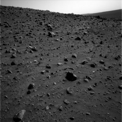 Rocky Panorama - Sol 441
In questo frame e nei prossimi 2 vedremo qualcosa che, proprio agli inizi di Lunar Explorer, decidemmo di rubricare (peccando di iper-semplificazione) come "Rocky Panorama". Si tratta, come saprete, di semplici scorci (panorami, appunto) dei dintorni del Rover i quali alle volte vengono ripresi sulla distanza medio-breve ed altre volte su distanze medio-lunghe, lunghe o lunghissime.
In questo caso e negli altri 2 che abbiamo scelto, ci troviamo nella distanza medio-breve. Ciò che vediamo è semplice: si tratta, sostanzialmente, di semplici sassi, di sabbie e polveri che formano piccole dune, di ciottoli, di rocce e di macigni veri e propri. Le Singolarità visibili, in e per frames di questo tipo, sono davvero tante e quindi, per non cadere nel (comune) errore di vedere Anomalie dappertutto, bisogna cercare quelle "stranezze" le quali: 1) possano essere viste e verificate anche in altri frames e da diverse angolazioni, oppure 2) possano definirsi, per natura, struttura o posizione, come "inequivocabili".
Parole chiave: Mars rocks, sand and debris