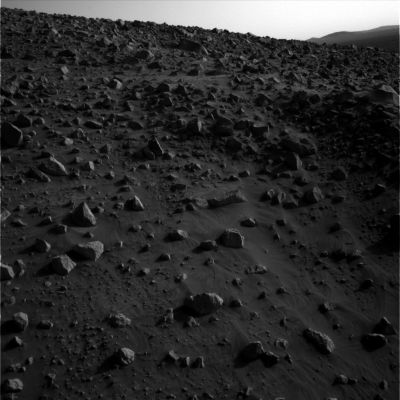 Rocky panorama (1)
Parliamo sempre di "rocce", ma che cosa sappiamo di esse? Cosa sono? Proviamo con un piccolo "a, b, c"...
Le "Rocce" sono semplici aggregati di minerali diversi, le quali formano agglomerati - ora più massicci, ora meno - indipendenti gli uni dagli altri. 
Esistono tre grandi MacroClassi di Rocce: le Rocce Ignee, le Rocce Sedimentarie e le Rocce Metamorfiche.
Le Rocce Ignee (---->derivate dal fuoco) sono generate dal processo di solidificazione della lava che, a seguito di un'eruzione vulcanica, entra a contatto con l'atmosfera ed i suoi agenti e, in poco tempo, si raffredda. Da questo processo si formano le cosiddette "Rocce Effusive", tra le quali ricordiamo il basalto e l'ossidiana.
Ma può anche accadere che il magma risalga dalle profondità della Terra (come di qualsiasi altro Corpo Celeste) senza però riuscire a raggiungere la superficie (e dunque senza esporsi in via immediata e diretta all'azione degli "Agenti Atmosferici"). 
Parole chiave: Mars Panorama