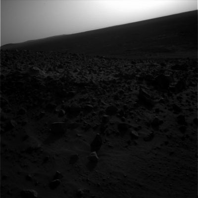 Rocky panorama (2)
In un tale frangente la lava solidificherà molto più lentamente, dando origine a rocce dette "intrusive" tra cui ricordiamo, ad esempio, la "diorite". Se Vi capitasse di vedere qualche zona della Terra (generalmente situata in prossimità di aree vulcaniche) in cui vi fossero "aree basaltiche", e possibile che Vi vengano in mente i famosi "Pavimenti Marziani" che abbiamo visto nelle prossimità dei Crateri Eagle ed Endurance, in Meridiani Planum.
E veniamo alle Rocce Sedimentarie: forse non le più numerose (in percentuale) fra le rocce Terrestri, ma di certo le più comuni. Queste rocce le possiamo dividere in 4 MacroClassi: le Rocce Clastiche (che si formano, sostanzialmente, in seguito alla disgregazione di altre rocce); le Rocce Piro-Clastiche (le quali si formano in seguito a fenomeni vulcanici NON magmatici); le Rocce Organogenee (le quali si formano grazie all'azione di organismi viventi - pensate ai coralli -, ma acquisiscono lo "status" di Rocce solo dopo la morte dell'organismo creatore)...
Parole chiave: Mars Panorama