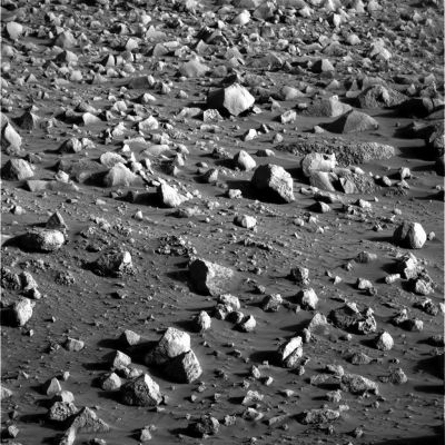 Rocky panorama (3)
...ed infine abbiamo le Rocce "Saline" (secondo una nomenclatura spuria, ma efficace), le quali hanno origine in seguito alla costante azione dell'acqua su rocce pre-esistenti. L'acqua, in particolare, concorre allo "scioglimento & trasporto" dei sali contenuti in dette rocce i quali, una volta raggiunti livelli e concentrazioni appropriate, si "saturano" e "precipitano". Di regola essi si depositano sul fondo di laghi o mari formando, nelle ere, rocce vere e proprie.
Last, but not least...Le Rocce Metamorfiche. Esse non sono altro che Rocce Ignee o Sedimentarie in origine le quali, a seguito dell'occorrere di eventi geochimici e/o geofisici (terremoti, maremoti, eruzioni vulcaniche, glaciazioni etc.), modificano la loro struttura e composizione diventando qualcosa di diverso da ciò che erano. Non dimentichiamo però che queste rocce possono anche riuscire a conservare (in tutto - raramente - od in parte - di regola) le loro caratteristiche originarie, ad esse affiancandone di nuove (exx. Marmo e Ardesia).
Parole chiave: Mars rocks, sand and debris