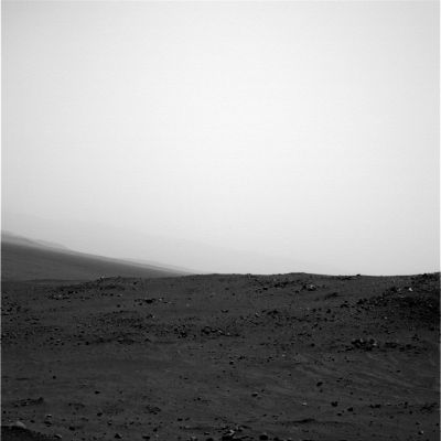 Different "layers" of different - distant - hills
In pratica si tratta solo del primo tassello di una breve serie panoramica dei rilievi situati a media distanza dal Rover (80/120 mt), durante il Sol 443 di Spirit. 
Tuttavia, se osservate con attenzione il lato dell'immagine alla Vostra Sx, noterete che i profili delle colline più lontane ed immerse nella nebbia, non sono 2 - come potrebbe sembrare ad un Osservatore distratto -, bensì 3. 
Ed il terzo profilo, quasi completamente immerso nella foschia, ci lascia intuire una formazione montuosa piuttosto significativa (diremmo addirittura imponente): è il bordo (rim) di Gusev Crater.
Parole chiave: Mars Panorama