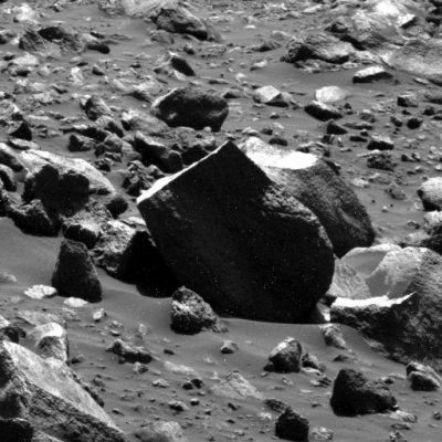 Samples of "Mars Rocks" - Sol 443 (1)
Una piccola "Galleria" di Rocce Marziane dalle forme così intriganti e stravaganti (a dir poco...) che anche alla NASA hanno pensato bene di riprenderle più e più volte, usando tutti i filtri possibili e disponibili. 
Sono "rocce" nel senso terrestre del termine? 
Sono "fossili"?
Sono "qualcosa di diverso"?

Guardatele e poi fate le Vostre riflessioni...
Parole chiave: Mars rocks, sand and debris