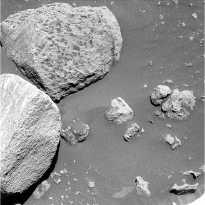 Shifting angles or moving rocks? (1)
La rubrica scelta per questa immagine è autoesplicativa: il cambio (apparente?) di posizione di alcuni sassi dipende esclusivamente dal cambio di angolo di ripresa?
Quello che dicono i nostri Collaboratori è "Si, il cambio di angolo di ripresa è la causa dell'apparente mutamento di posizione relativa fra le diverse rocce".

E Voi che ne dite?!?
Parole chiave: Mars rocks, sand and debris - Controversial image