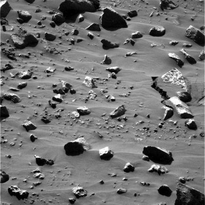 "Sinking" or "Emerging"?
Sol 448: non ci vogliono grandi occhi e grandi competenze per capire che il "crack" che si vede con estrema chiarezza sul lato Dx della roccia posta alla Vostra Dx (circa a centro immagine) è un crack RECENTISSIMO. Colpa del Rover (di cui ci sembra vedere le tracce sul lato Sx della roccia) e delle sue strumentazioni?
Diremmo proprio di no.
Se il crack è effettivamente recente (come saremmo disposti a giurare, anche se le immagini in nostro possesso sono poche e questa è la migliore...) allora possiamo solo supporre - se non ci vogliamo addentrare in ipotesi "esotiche"... - che Husband Hill è stata oggetto di in una recentissima attività sismica.
Se, invece, non credete nei terremoti...allora dovrete iniziare a considerare l'ipotesi che qualcosa si "muove", sotto la quieta (e gelida, come dicono alla NASA...) superficie di Marte.
Parole chiave: Mars rocks, sand and debris - Controversial image