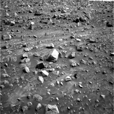 Strange rocks on Sol 453 (3)
La roccia visibile al centro del frame ci sembra molto nettamente (ed assai poco naturalmente...) squadrata, ma non è tutto: molte delle pietre che si stendono sullo sfondo del frame, sembrano far parte della categoria delle 'coated rocks'...
Parole chiave: Mars rocks, sand and debris - Controversial image