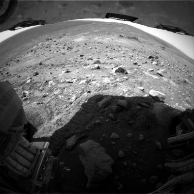 A little "flash" on the Martian surface? (1)
Fra le possibili Anomalie di Superficie che abbiamo incontrato in questo anno di "passeggiate Marziane" ne esiste un tipo che, a nostro modo di vedere, pur non essendo (in sè) "eclatante" e pur risultando davvero difficile da scoprire ed ambigua da identificare, risulta tuttavia estremamente interessante da investigare.
Parliamo dei cosiddetti "small flashes" (o "lampetti") che, di tanto in tanto, sembrano illuminare piccole aree di Marte. Molti pensano che si possa trattare di semplici photographic artifact (i quali sono sicuramente "colpevoli" di svariati falsi allarmi).
Altri ritengono, invece, che questi flash sìano il prodotto del riflesso dei raggi del Sole su una superficie metallica o cristallina e tal'ultima ipotesi, in tutta sincerità, la riteniamo anche noi largamente condivisibile.
Ricorderete sicuramente la Silver Sphere (vedi la Sez. "Mars Spirit Anomalies & Maps") oppure il presunto Heat-Shield sul ciglio di Bonneville Crater.
Parole chiave: Mars Panorama - Controversial