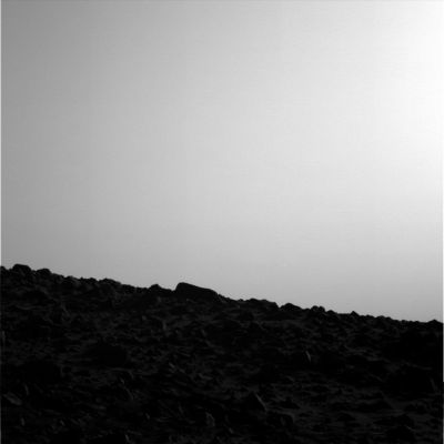 Horizon - Sol 455 (4)
Il paesaggio Marziano, pur nella sua (apparente?) desolazione,  non manca di suggestione e di fascino. Nei primi tre frames di questo "Horizon" abbiamo visto una serie di panorami in campo lungo; adesso, mentre il paesaggio comincia a scurirsi (un effetto del controluce, supponiamo...), possiamo guardare ancora una volta verso lo skyline (fatto di macigni e di rocce ora più, ora  meno appuntite) che definisce l'orizzonte superiore di Spirit, posto ad una media distanza dal Rover (50/60 metri).
Parole chiave: Mars Panorama