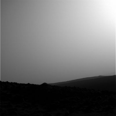 Horizon - Sol 455 (5)
Una splendida immagine che, oltre a mostrarci lo skyline al quale facevamo cenno commentando il frame precedente, ci permette anche di vedere, con un'eccellente definizione ed in lontananza, quelle che riteniamo essere le pareti esterne del Gusaev Crater. Sono circa le 17 MLT e l'aria, almeno a giudicare da questo frame, non sembra affatto polverosa (come invece appare in altri frames relativi alle ore della tarda mattinata e/o del primo pomeriggio).
Strano, vero?!?
Parole chiave: Mars Panorama