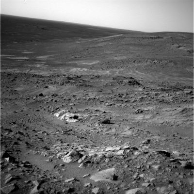 Panorama - Sol 460 (1)
Un panorama 'ridondante', ma comunque molto bello e, a parer nostro, meritevole di entrare nella Galleria delle "Passeggiate su Marte", in compagnia dei Rover Spirit ed Opportunity. 
Siamo intorno alle 16:10 MLT quando queste istantanee vengono riprese dalla NavCam di Spirit. Inoltre, questo scorcio dei dintorni di Spirit (se provate ad effettuare un montaggio dei 3 frames che lo costituiscono), è sostanzialmente lo stesso che viene mostrato nel panorama a 'falsi (?) colori' ottenuto da Spirit durante il Sol 454. Secondo noi è interessante, oltre che istruttivo, raffrontare i panorami in b/n con quelli a colori (veri o falsi che sìano): in tal modo, infatti, possiamo educare i nostri occhi (ed il nostro pc...) a ricollegare a determinate sfumature di grigio (ora più chiaro ed ora più scuro) i vari rossi, gialli, rosa ed arancioni - sìano essi pallidi o brillanti - che caratterizzano la superficie ed il cielo del Pianeta Rosso...
Parole chiave: Mars Panorama