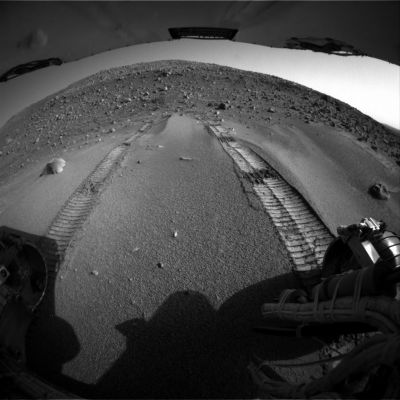 Deep Tracks in the Sand -Sol 460 (1 - RAW b/w Frame)
Anche su Husband Hill, al pari di Meridiani Planum, ritroviamo questa sabbia spessa e - apparentemente - umida, su cui il Rover può lasciare le sue profonde tracce. 
A quanto pare (ma la definizione dei frames non è buonissima e quindi non possiamo essere certi di nulla), su questo tipo di terreno non ci sono i "Martian Berries" che tanto hanno intrigato e confuso gli Amici della NASA che studiano le caratteristiche di Meridiani Planum, tuttavia la consistenza dei 2 tipi di superficie, a nostro modesto parere, sembra davvero simile (se non identica).
Parole chiave: Mars rocks, sand and debris