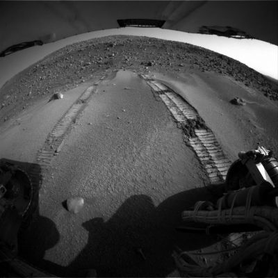 Deep Tracks in the Sand -Sol 460 (2 - RAW b/w Frame)
Qualcosa di simile ad una sottile trama di pietrisco (che potrebbe comunque ricordare le sferule di Meridiani), indubbiamente si cela nella sabbia fangosa di Husband Hill ma, secondo noi - fate pure dei raffronti diretti per valutare Voi stessi -, NON siamo davvero in presenza dei "berries" fotografati da Opportunity. 
Forse si tratta di qualcosa di analogo, forse sono formazioni simili, ma certo NON identiche.

Anche in questo frangente, come è ovvio, le Vostre opinioni, se vorrete manifestarcele, saranno benvenute.
Parole chiave: Mars rocks, sand and debris