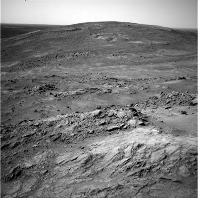 Panorama and rocks - Sol 462 (1)
Mentre il Rover Opportunity marcia verso Erebus Crater, il nostro Rover "scalatore" continua la salita verso il summit di Husband Hill. Le immagini che continua a riprendere sembrano ridondanti ma, a dire il vero, mostrano meraviglie e nascondono - forse - insidie. Abbiamo infatti provato, già più di una volta, a "mettere insieme" un modello globale di paesaggio il quale si basi sul contenuto delle innumerevoli immagini riprese da Spirit. Insomma: selezionando le immagini panoramiche ottenute durante i vari Soles, abbiamo cercato di fare un collage e quindi ricreare "su carta" un paesaggio completo di Husband Hill e dei dintorni del Rover. Un lavoro lungo, ma non difficile. Eppure, tutte le volte in cui cercavamo di mettere insieme i tasselli del puzzle, ci rendevamo conto che qualcosa era cambiata. Gli angoli di ripresa e quindi la prospettiva? Certo, ma non solo. Le distanze? Anche, ma non solo.
Che cosa continua, dunque, a cambiare "sotto i nostri occhi"?
Parole chiave: Mars Panorama - Mars rocks, sand and debris